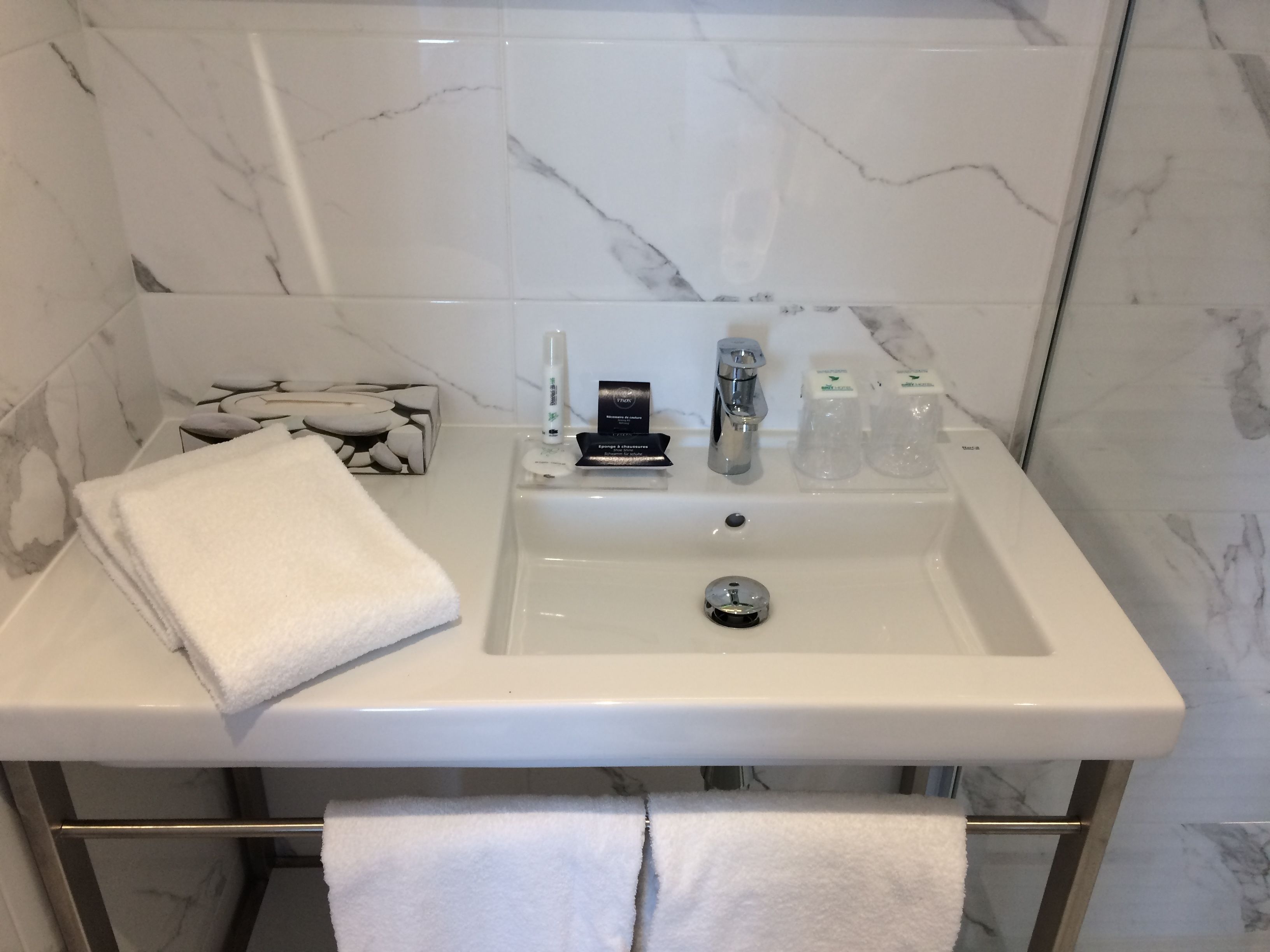 junior suite | bathroom | free toiletries, hair dryer, towels