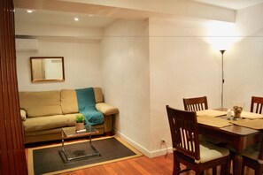 Apartment, 1 Bedroom | Living room | 32-inch flat-screen TV with satellite channels, TV - Oh Madrid Mayor Square (Madrid)