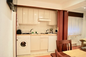 Apartemen, 1 kamar tidur | Dapur pribadi | Lemari es besar, microwave, kompor, dan mesin pembuat kopi/teh
