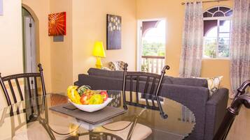 Apartamento executivo, 2 quartos, cozinha | Opções para refeição no quarto