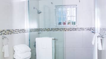 Buồng tắm vòi sen, đồ dùng nhà tắm miễn phí, khăn tắm