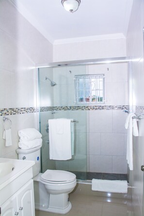 Shower, free toiletries, towels - ClockTower Apartments (Discovery Bay)