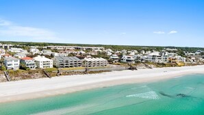 Eine Wohngegend an der Küste mit Strandhäusern und einem Sandstrand.