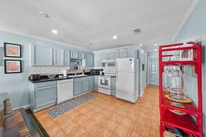 Condo, 3 Bedrooms | Private kitchen | Microwave, oven, stovetop, dishwasher