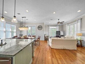 House, 4 Bedrooms | Private kitchen