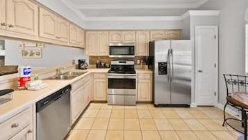 House, 3 Bedrooms | Private kitchen | Fridge, microwave, oven, coffee/tea maker