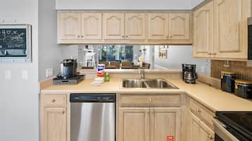 House, 3 Bedrooms | Private kitchen | Fridge, microwave, oven, coffee/tea maker