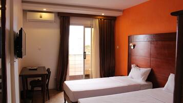 Quarto duplo standard | Escrivaninha, cortinas blackout, Wi-Fi de cortesia