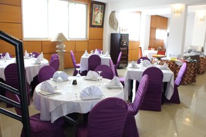 Der serveres morgenmad, frokost og aftensmad