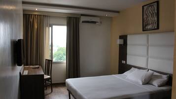 Quarto luxo | Escrivaninha, cortinas blackout, Wi-Fi de cortesia