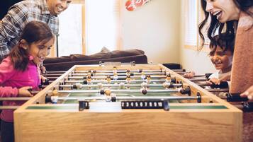 Condo, 2 habitaciones | Sala de juegos