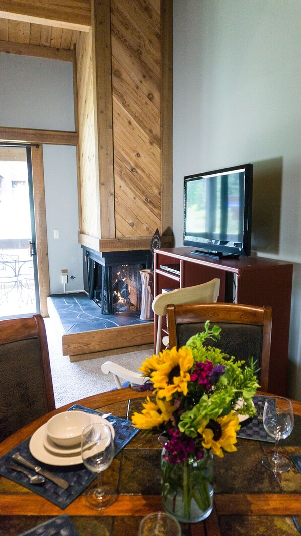 Condo, 2 chambres | Restauration
