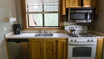 Condo, 2 quartos | Cozinha privada | Geladeira, micro-ondas, fogão, cooktop