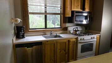 Condo, 2 habitaciones | Cocina privada | Refrigerador, microondas, horno y parrilla de estufa