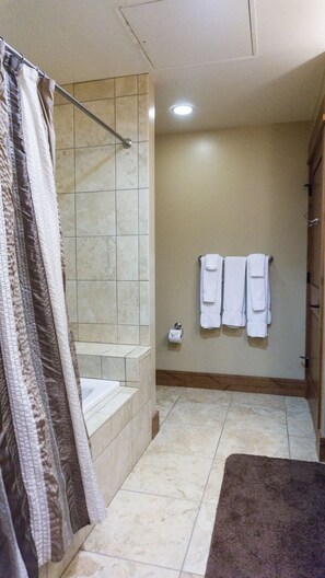 Condo, 1 Bedroom | Bathroom | Hair dryer, towels, shampoo - Catamount 407C (Truckee)