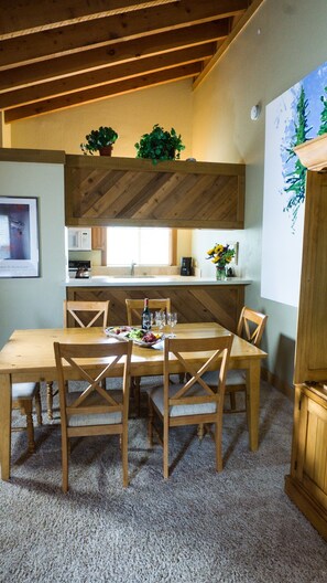 Full-sized fridge, microwave, oven, stovetop