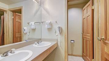 Studio | Bathroom | Bathtub, hair dryer, towels, shampoo
