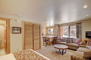 Studio | Free WiFi, bed sheets - Stay Slopeside At Peak 9, Cozy Studio Steps To Apres& Dining Studio Bedroom Condo by RedAwning (Breckenridge)