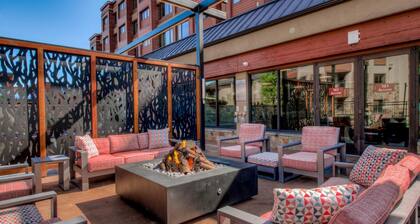 Stay Slopeside At Peak 9, Cozy Studio Steps To Apres& Dining Studio Bedroom Condo by RedAwning