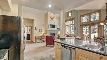 Townhome, 2 Bedrooms | Private kitchen | Full-size fridge, microwave, oven, stovetop