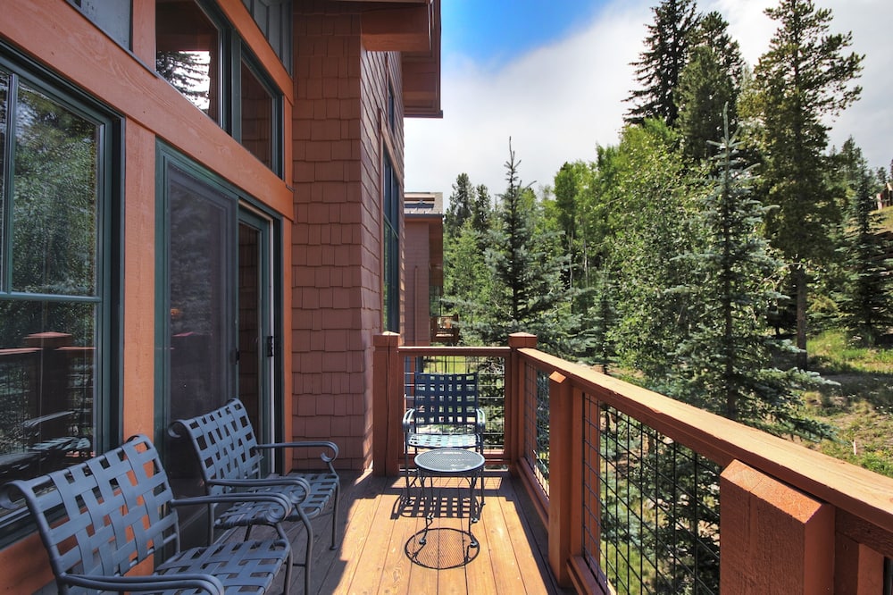 Soaring Ceilings + Mins To Gondola/apres-ski - 2br Sleeps 6 2 Bedroom Townhouse by RedAwning