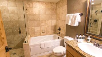 Condo, 3 Bedrooms | Bathroom | Hair dryer, towels, shampoo