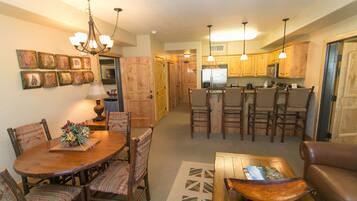 Condo, 3 Bedrooms | Dining