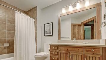 Appartement, 1 slaapkamer | Badkamer | Een bidet, handdoeken, shampoo