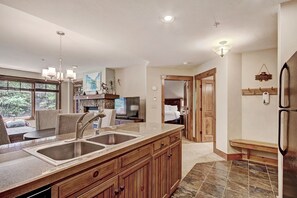 Condo, 1 quarto | Cozinha privada | Geladeira grande, micro-ondas, fogão, cooktop