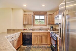 콘도, 침실 2개 | 전용 주방 | 대용량 냉장고, 전자레인지, 오븐, 쿡탑