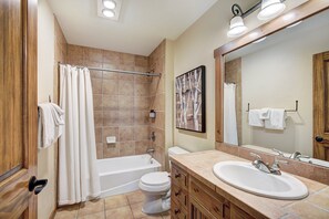 Kondominium, 2 kamar tidur | Kamar mandi | Bathtub, pengering rambut, handuk, dan sampo