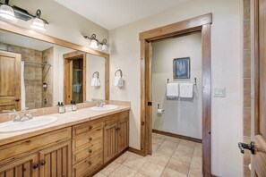 Apartamento, 2 habitaciones | Baño | Bañera, secador de pelo, toallas y champú