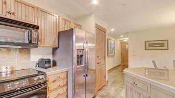 Condo, 2 habitaciones | Cocina privada | Refrigerador con congelador, microondas, horno y parrilla de estufa