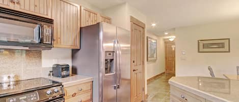 Condo, 2 habitaciones | Cocina privada | Refrigerador con congelador, microondas, horno y parrilla de estufa
