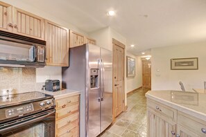 Condo, 2 Bedrooms | Private kitchen | Full-size fridge, microwave, oven, stovetop - 2br W/ Deck + Alpine Views Sleeps 6 - Ski-in Access 2 Bedroom Condo by RedAwning (Breckenridge)