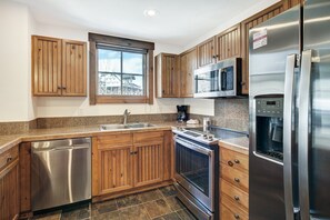 Kondominium, 2 kamar tidur | Dapur pribadi | Lemari es besar, microwave, oven, dan kompor