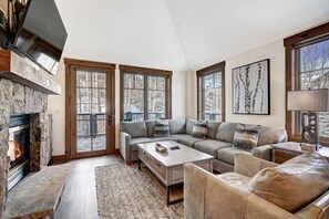Apartamento, 2 habitaciones | Zona de estar | Una televisión de pantalla plana, una chimenea, un ordenador