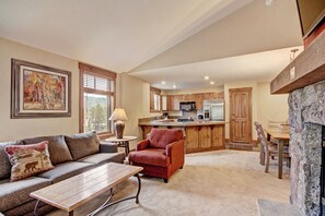 콘도, 침실 2개 | 거실 공간 | 평면 TV, 벽난로, 컴퓨터