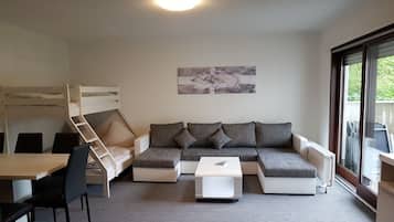 Apartment, 1 Schlafzimmer, Terrasse | Wohnzimmer | Flachbildfernseher