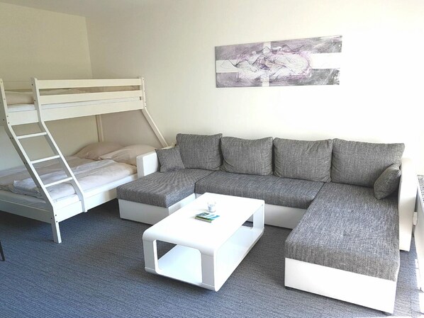 Condo, 1 chambre, terrasse | Aire de séjour | Téléviseur à écran plat