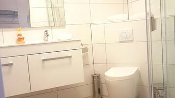 Apartment, 1 Schlafzimmer, Terrasse | Badezimmer | Dusche, Handtücher