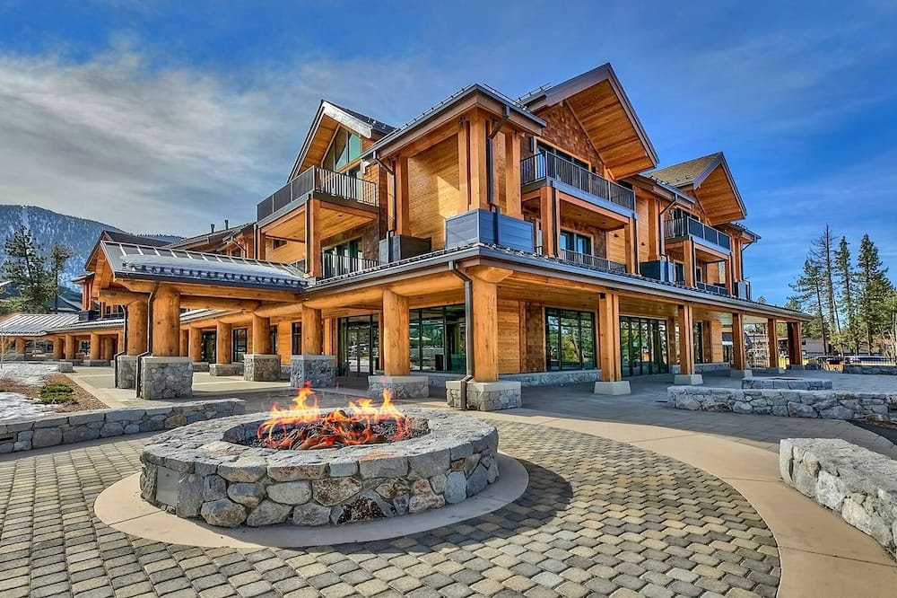 Luxury 2br Steps From Heavenly Village & Gondola 2 Bedroom Condo by RedAwning