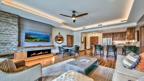 Condo, 2 habitaciones | Área de sala de estar | Televisión de pantalla plana 