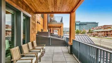 Condo, 2 Bedrooms | Property grounds