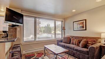 Estudi | Sala d'estar | Televisor de pantalla plana i reproductor de DVD