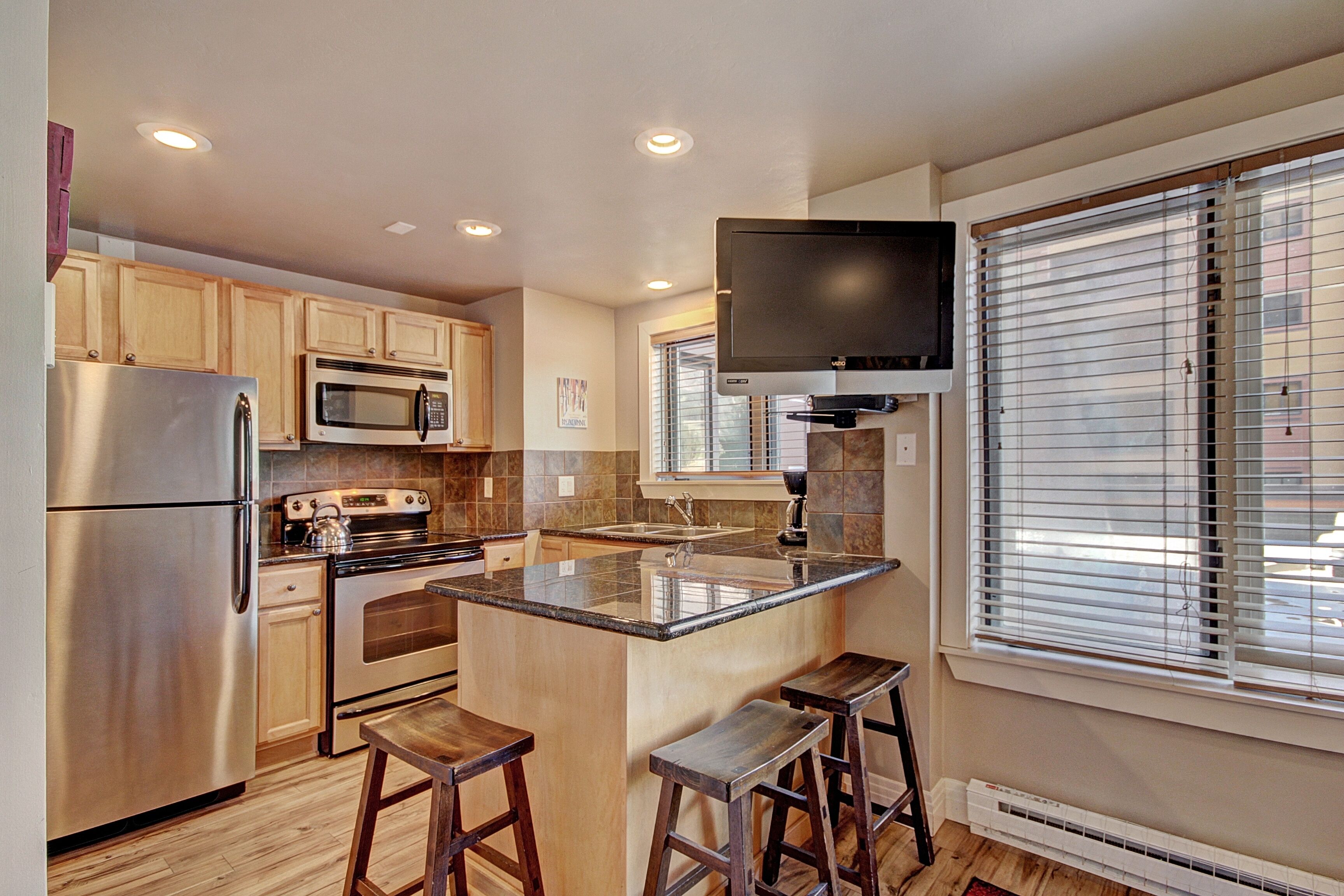 Studio | Private kitchen | Full-sized fridge, microwave, oven, stovetop