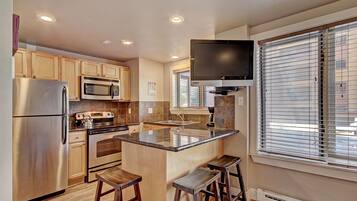 Studio | Private kitchen | Full-sized fridge, microwave, oven, stovetop