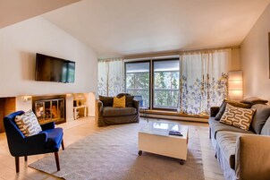 Íbúð - 3 svefnherbergi | Stofa | Flatskjársjónvarp, arinn