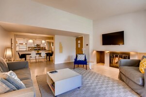 Íbúð - 3 svefnherbergi | Stofa | Flatskjársjónvarp, arinn