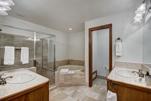 Condo, 1 chambre | Salle de bain | Baignoire, séchoir à cheveux, serviettes fournies, shampooing